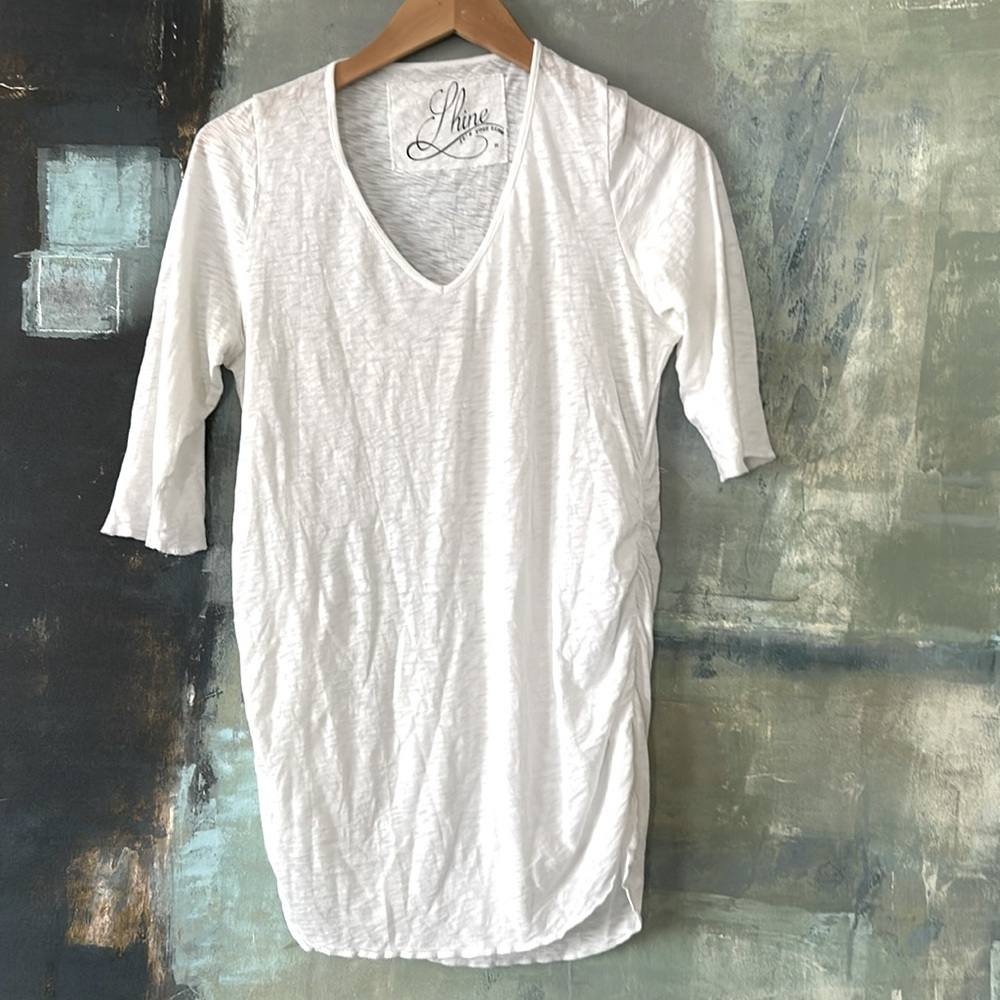 Shine Medium Short Sleeve White V-neck Lightweight t-shirt